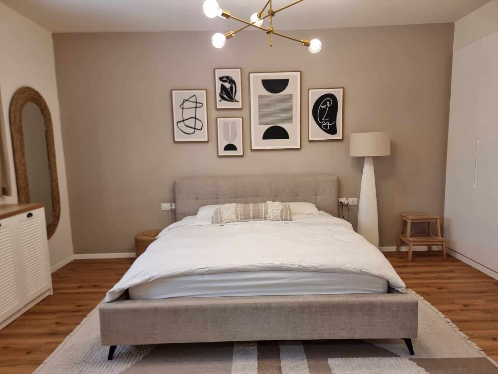חדר שינה מעוצב עם קיר גלריה של ArtGlow